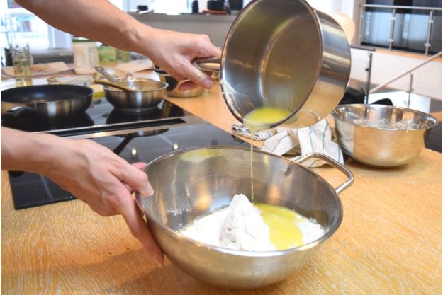 Kochkurs Online – Dampfnudel-Teig anrühren