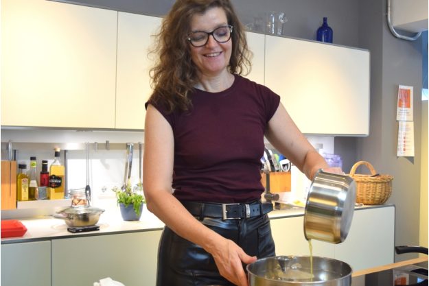 Kochkurs Online – Dampfnudel-Teig mischen