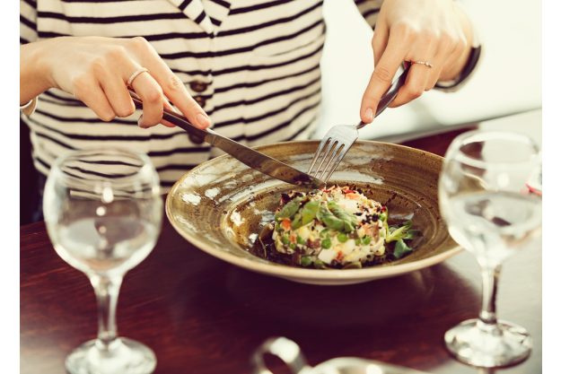 Kochkurs Wuppertal – Frau genießt das gekochte Essen