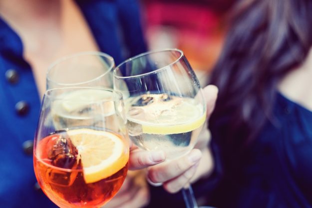 Schick Belgique – Kursteilnehmer stossen an