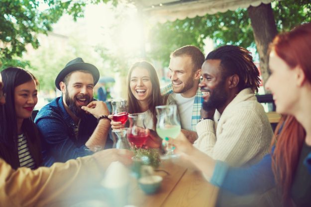 Schick Belgique – Kursteilnehmer unterhalten sich und lachen