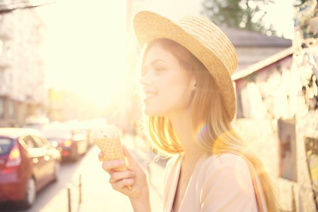 Kulinarische Stadtführung in Düsseldorf – Frau isst
