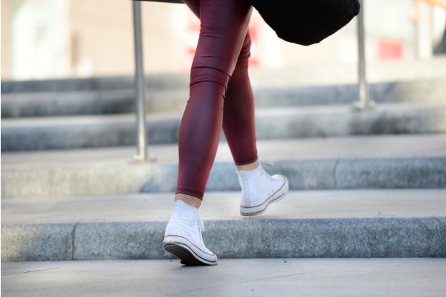 Kulinarische Stadtführung in Düsseldorf – Frau spaziert