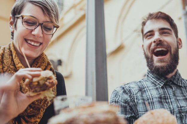 Kulinarische Stadtführung Düsseldorf –  Mann und Frau essen draußen