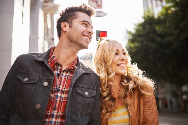 Kulinarische Stadtführung Ulm – Paar läuft durch Ulm