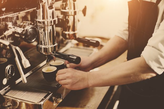 Latte Art Kurs in Frankfurt am Main – Barista bereitet Espressi zu