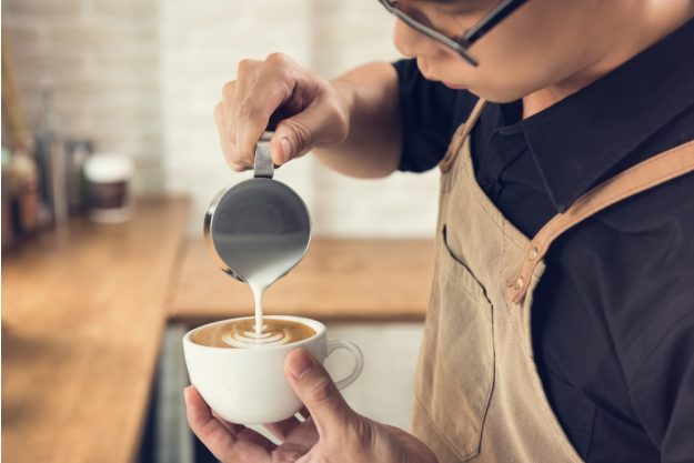 Latte-Art Kurs Herten – Barista bei der Arbeit