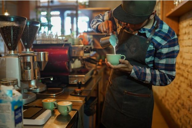 Latte Art Kurs München – Barista bei der Arbeit