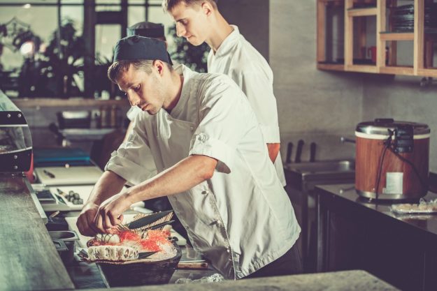 Männer-Kochkurs Neumünster – Männer beim Kochen
