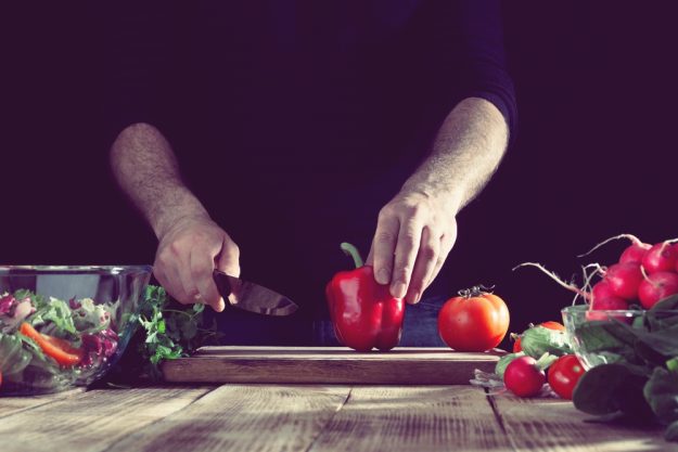 Männer-Kochkurs Neumünster – Gemüse wird geschnitten