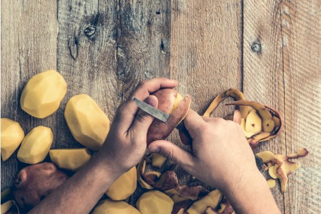 Österreich-Kochkurs München – Kartoffeln schälen