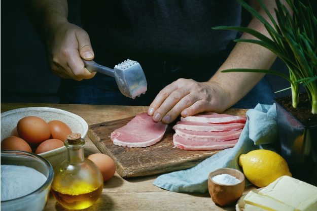 Österreich-Kochkurs München – Schnitzel klopfen