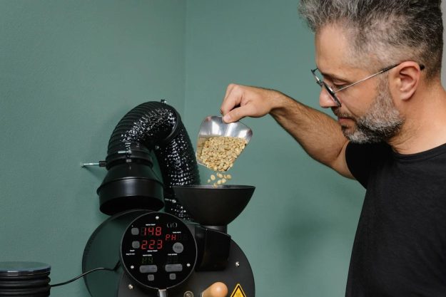 Röstkurs Stuttgart – Kaffeebohnen einfüllen