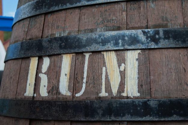Rum-Tasting Berlin: altes Holzfass