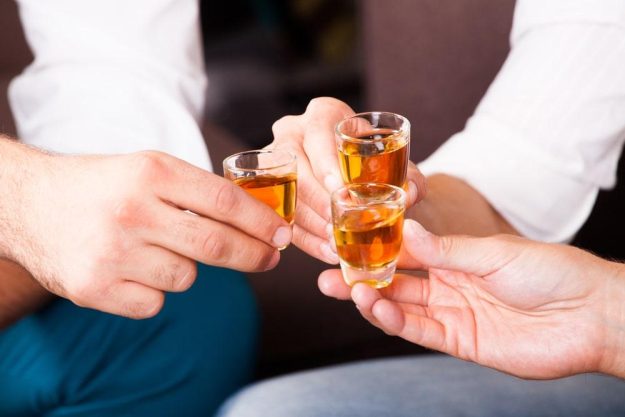 Rum-Tasting Berlin: Freunde stoßen mit Rum an