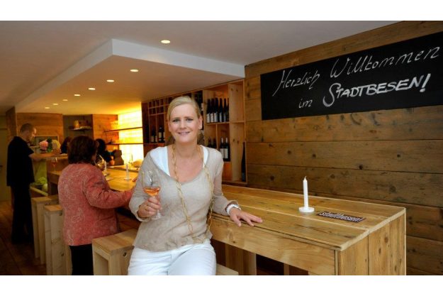 Betriebsausflug Stuttgart mit kulinarischer Stadtführung - Location Frau an der Theke