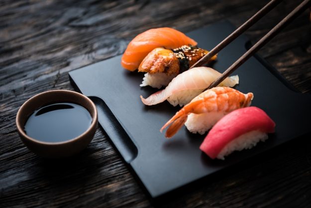 Sushi-Kurs Berlin – Sushi mit schwarzem Hintergrund