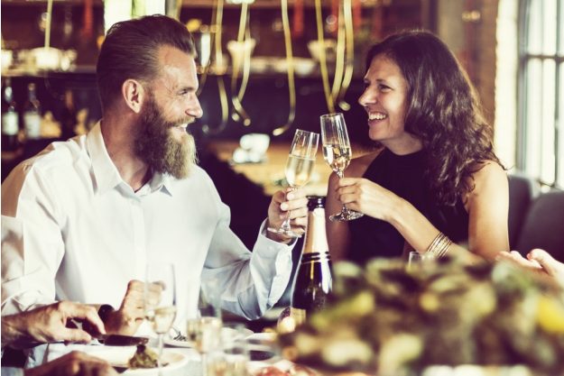 Kulinarisches Firmenevent – Mann und Frau stoßen an