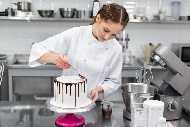 Tortenkurs Würzburg – Frau verziert Drip Cake