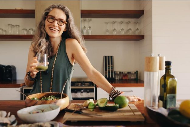 Veganer Kochkurs Berlin – Frau kocht vegan und trinkt Wein