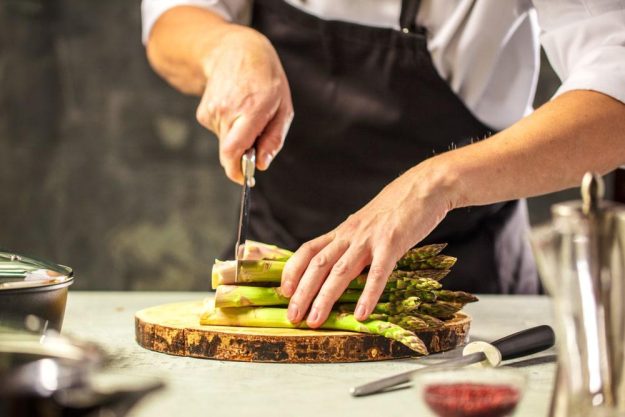 Vegetarischer Kochkurs Berlin – holzige Enden abschneiden