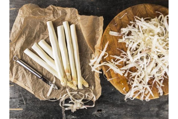 Vegetarischer Kochkurs Berlin – weißen Spargel schälen