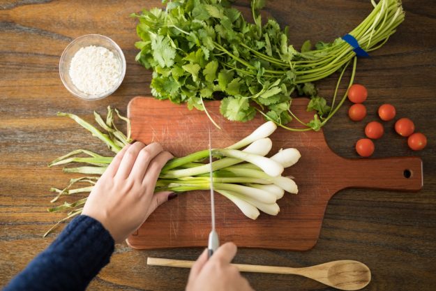 Vegetarischer Kochkurs in Stuttgart – Frühlingszwiebeln schneiden