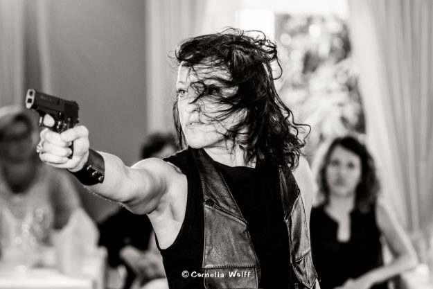 Weihnachtsfeier in Bad Nauheim – Frau zielt auf Ermittler