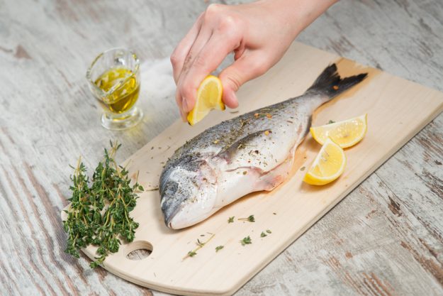 Weihnachtsfeier Köln - roher Fisch mit Zitrone