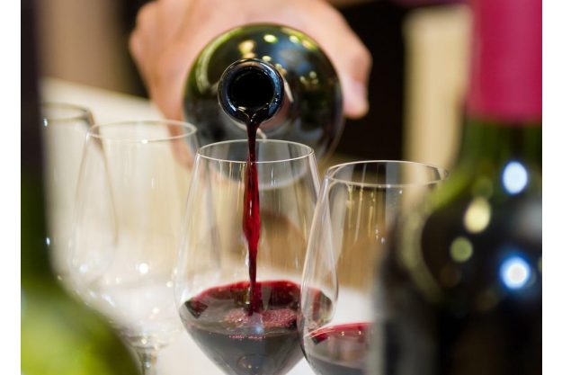 Wein-Tasting Mannheim – Rotwein wird eingeschenkt