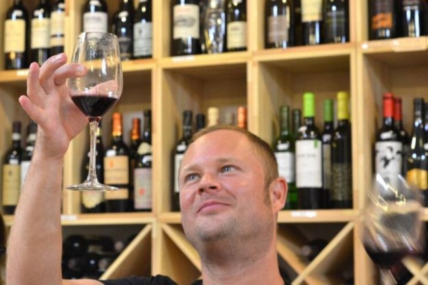 Weinprobe Berlin – Mann prüft Weinfarbe