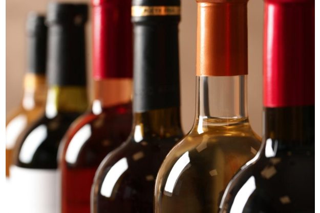 Weinprobe München – Tester schnuppert am Wein 