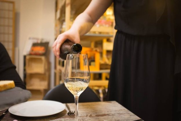 Weinprobe München – Tester schnuppert am Wein 