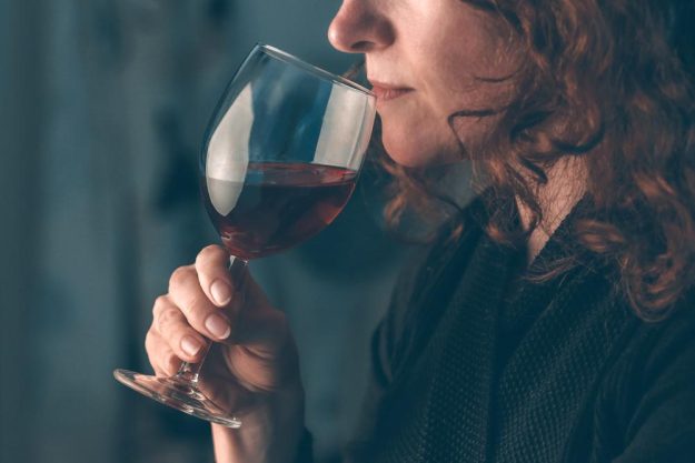 Weinprobe Ludwigsburg –  Frau trinkt Pinot Noir