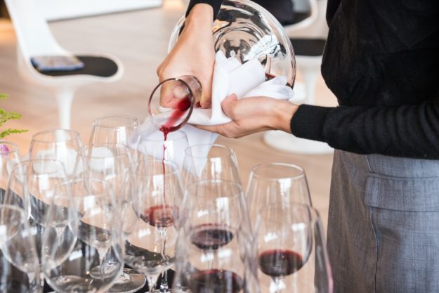 Weinprobe München – Wein einschenken