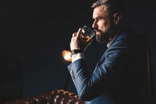 Whisky Tasting Dresden - Mann kostet Whisky