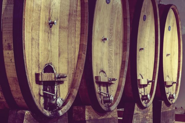 Whisky-Tasting Köln – Whisky-Fässer im Keller