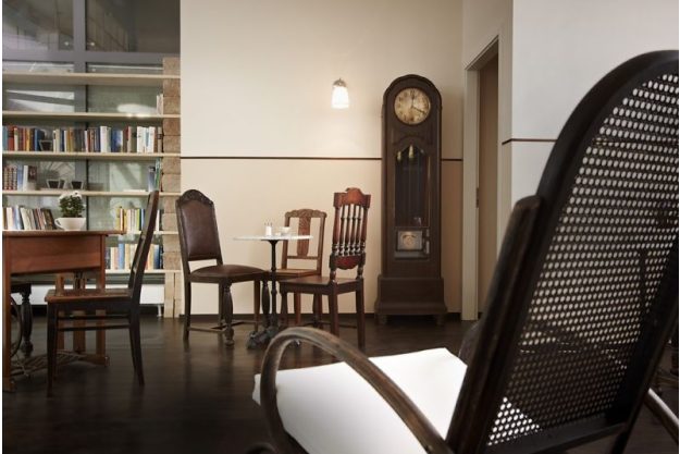 Kulinarische Stadtführung - antike Stühle