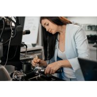 Barista-Kurs Bad Vilbel – Barista Irina bei der Arbeit