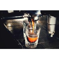Barista-Kurs München – Espresso läuft in kleine Gläser