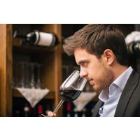 Betriebsausflug Bonn - Mann riecht an Rotwein