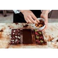 Schokoladen-Workshop Düsseldorf – mit Nüssen garnieren