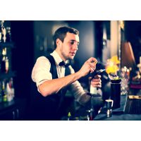 Cocktailkurs in Frankfurt am Main – Barkeeper mixt Cocktails