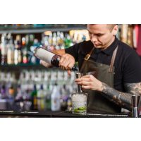 Cocktailkurs München – konzentrierter Barkeeper