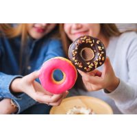 Donut-Backkurs München –  Freundinnen essen Donuts