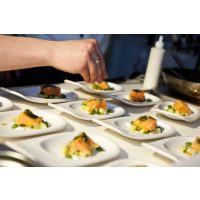 Firmenfeier Düsseldorf Essen anrichten