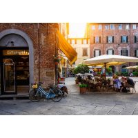 Italienischer Kochkurs München – Straßencafé in Lucca