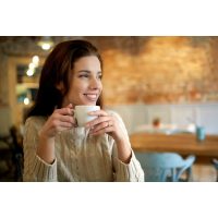 Kaffee-Tasting Frankfurt – Frau trinkt Kaffee