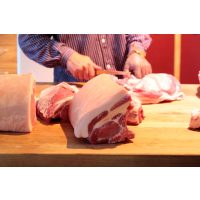 Kochkurs bei Herrmannsdorfer in München (Glonn) – Metzger zerteilt Fleisch