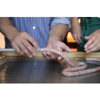 Wurst-Kochkurs bei Herrmannsdorfer in Glonn –  Wurst in Darm füllen